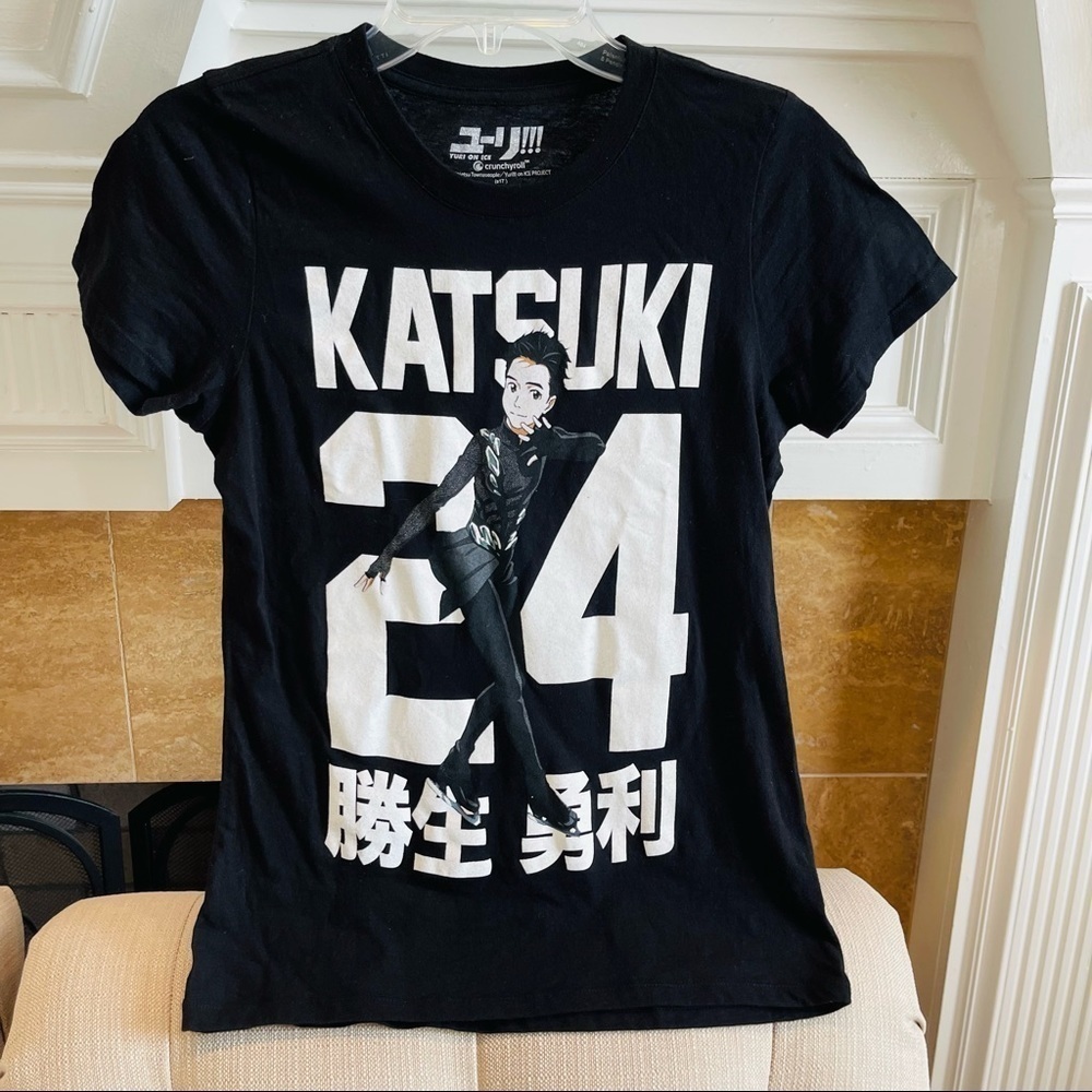 AM: Crunchy roll Yuri on Ice anime fitted t-shirt Sz S